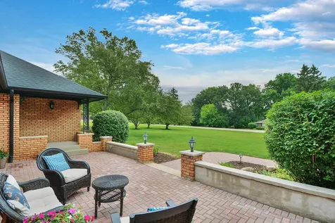 5 Bruce Circle N Hawthorn Woods IL 60047