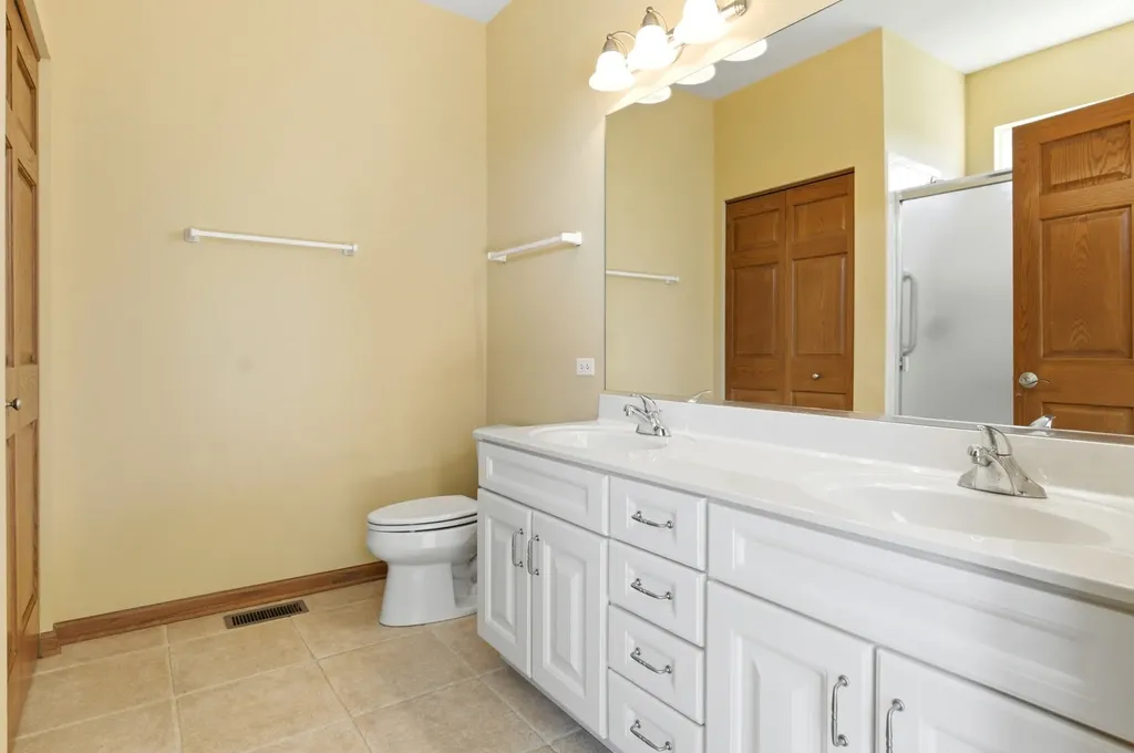 1967 Holloway Court Aurora IL 60502