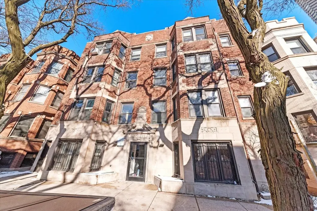 3727 North Pine Grove Avenue Chicago IL 60613