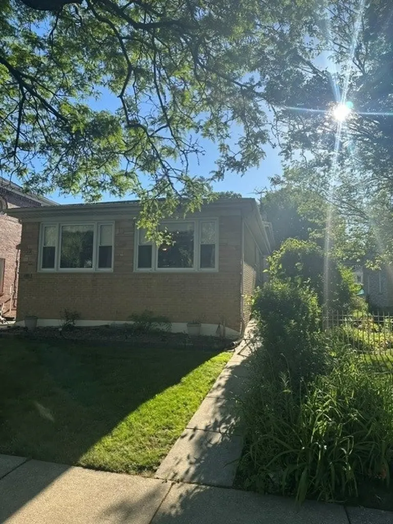 6034 North Bernard Street Chicago IL 60659