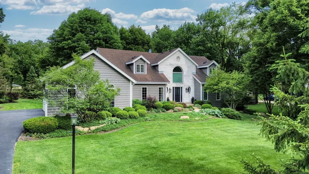 2S025 Twin Oaks Drive Wheaton IL 60189