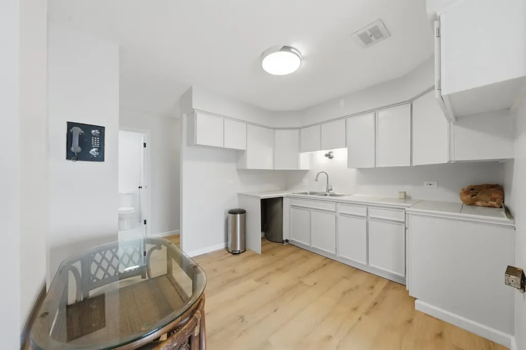 2772 East 75th Street Chicago IL 60649