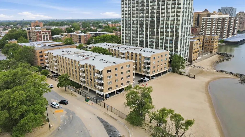 2772 East 75th Street Chicago IL 60649