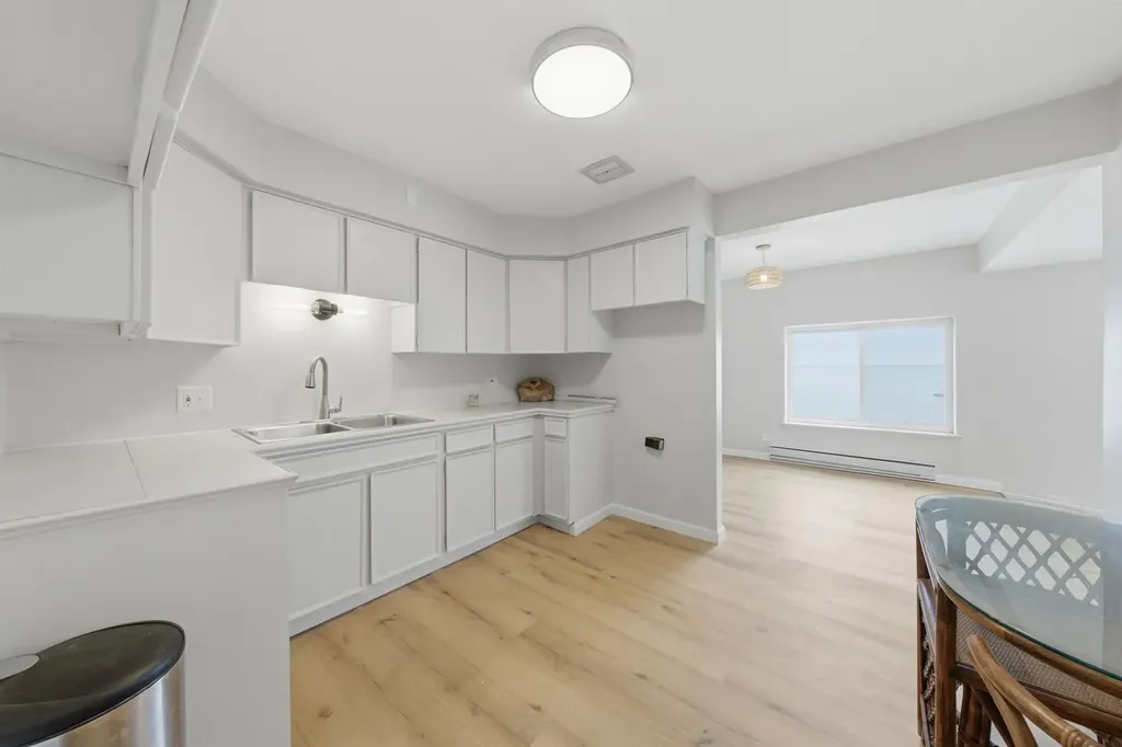 2772 East 75th Street Chicago IL 60649