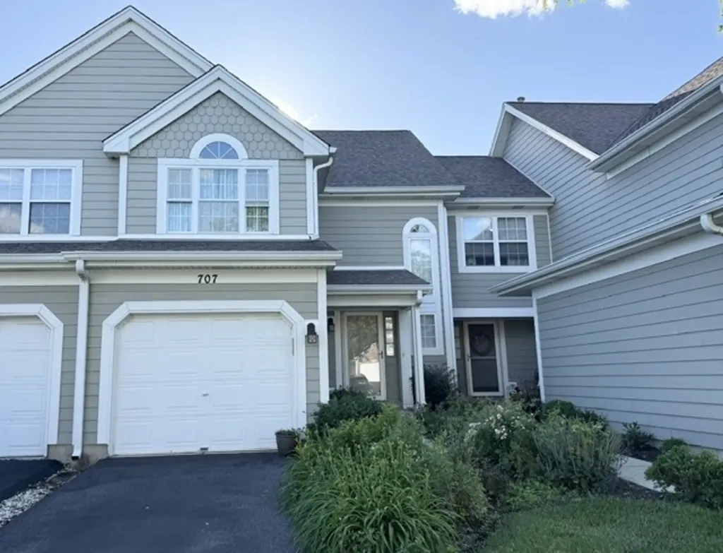 707 Kingsbridge Drive Carol Stream IL 60188