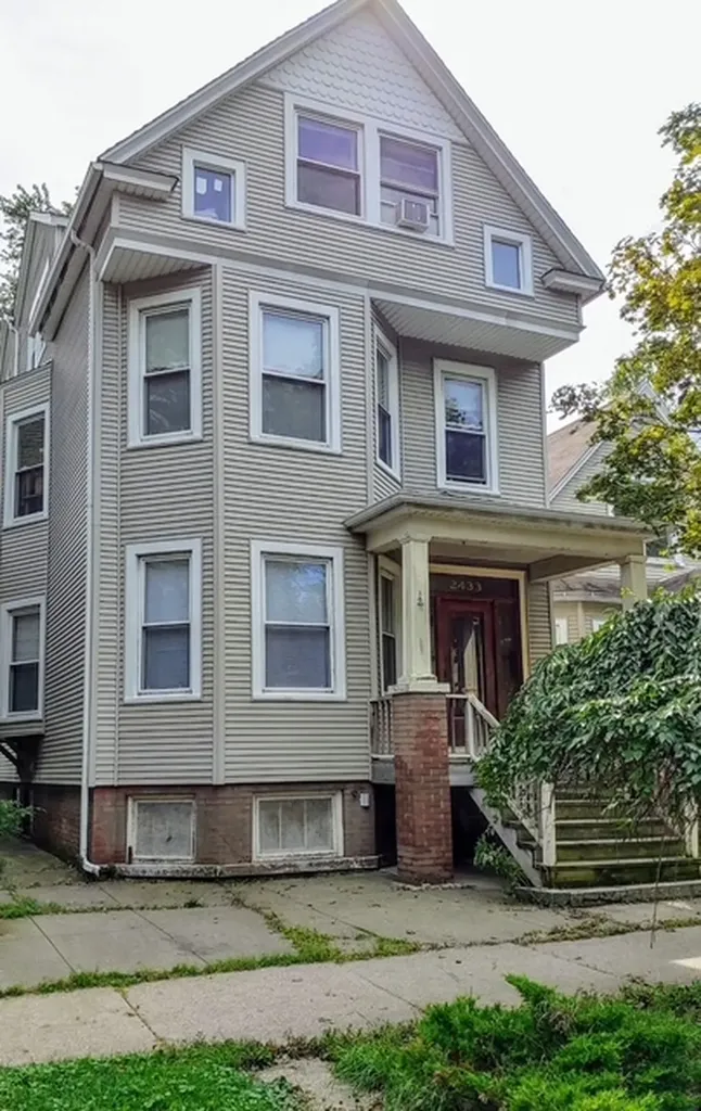 2433 West Berteau Avenue Chicago IL 60618