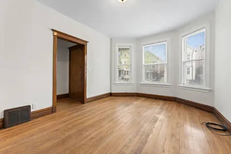 1429 West Barry Avenue Chicago IL 60657