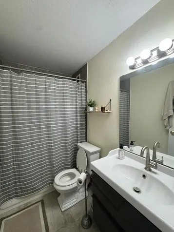2740 North Pine Grove Avenue Chicago IL 60614