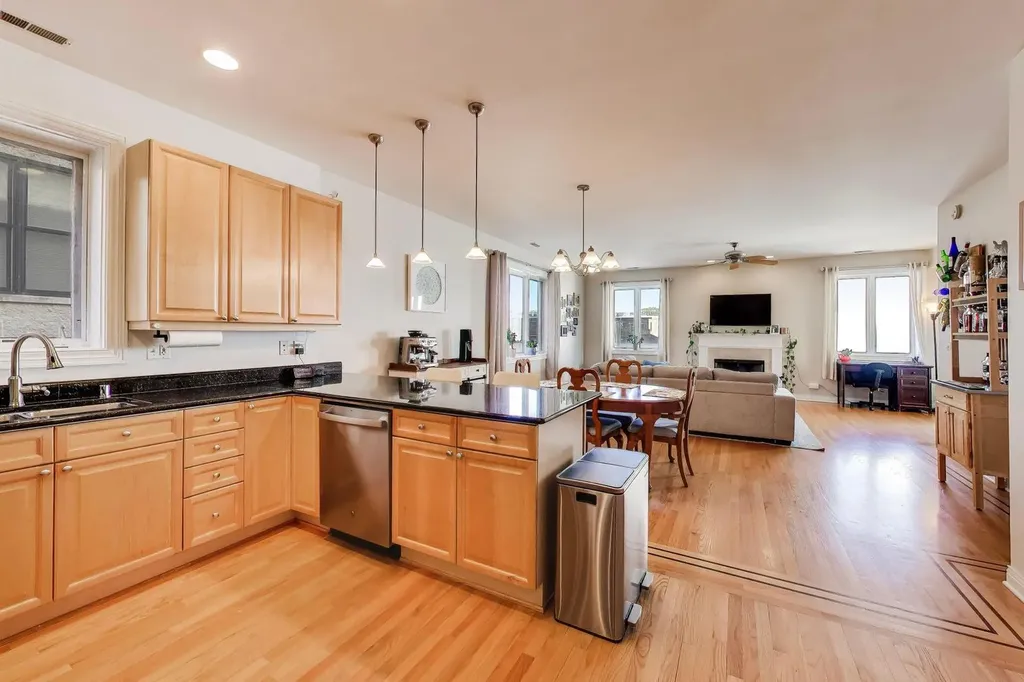 930 West Cuyler Avenue Chicago IL 60613