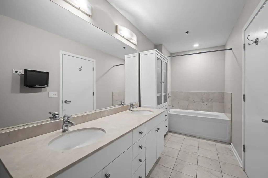 123 South Green Street Chicago IL 60607