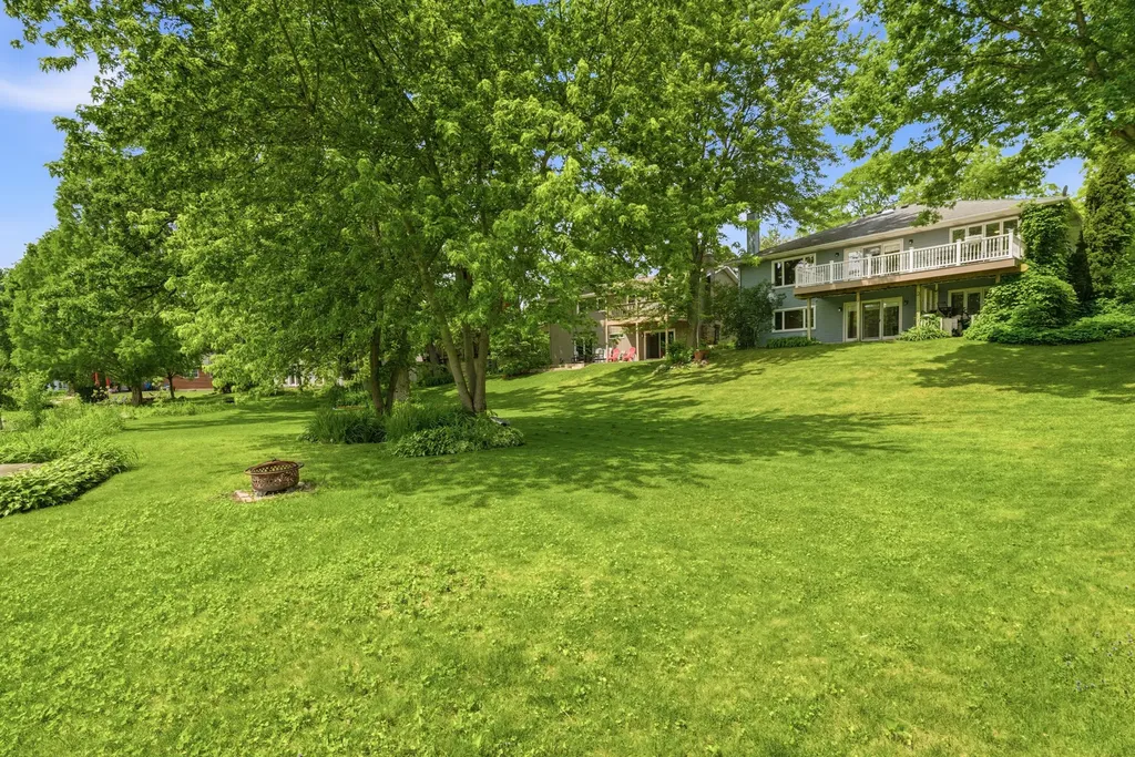 368 Hiawatha Drive Lake In The Hills IL 60156