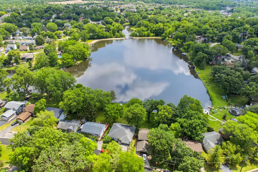 368 Hiawatha Drive Lake In The Hills IL 60156