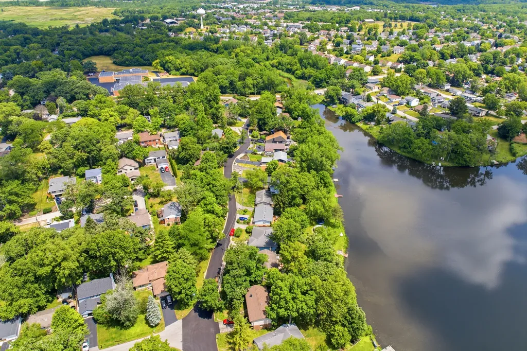368 Hiawatha Drive Lake In The Hills IL 60156
