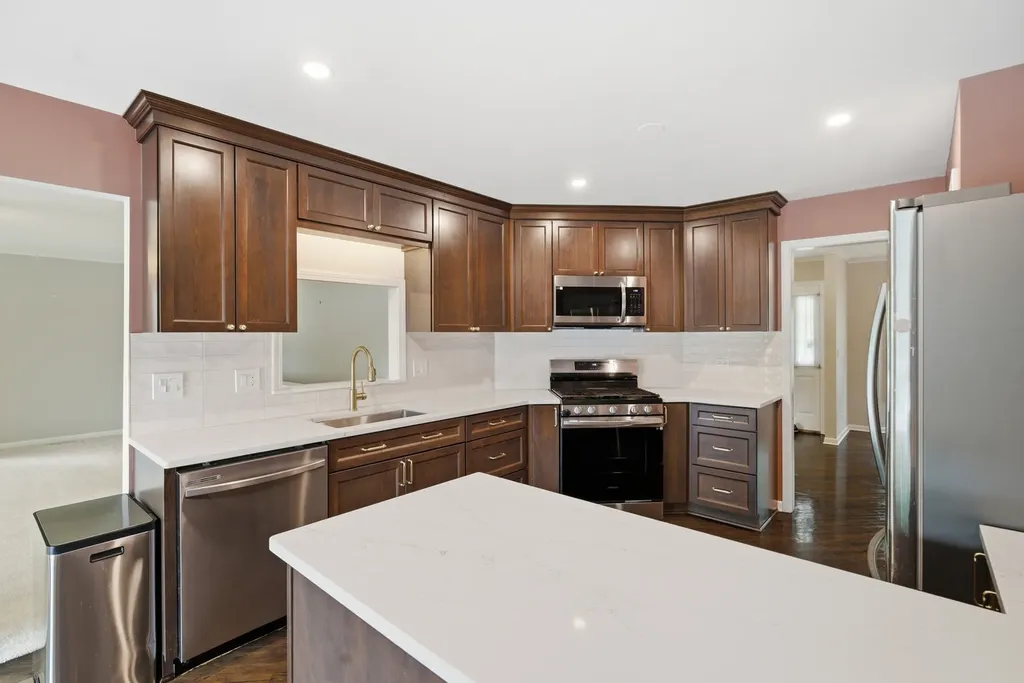368 Hiawatha Drive Lake In The Hills IL 60156