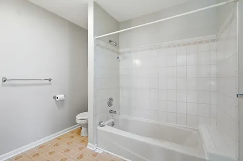 368 Hiawatha Drive Lake In The Hills IL 60156