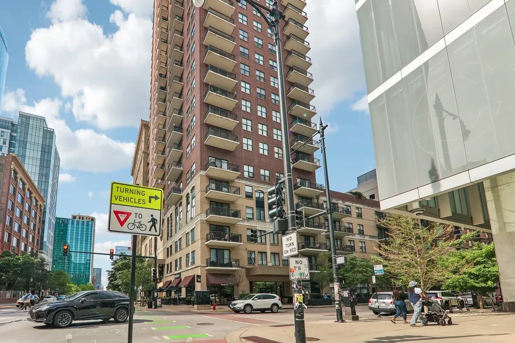 41 East 8th Street Chicago IL 60605