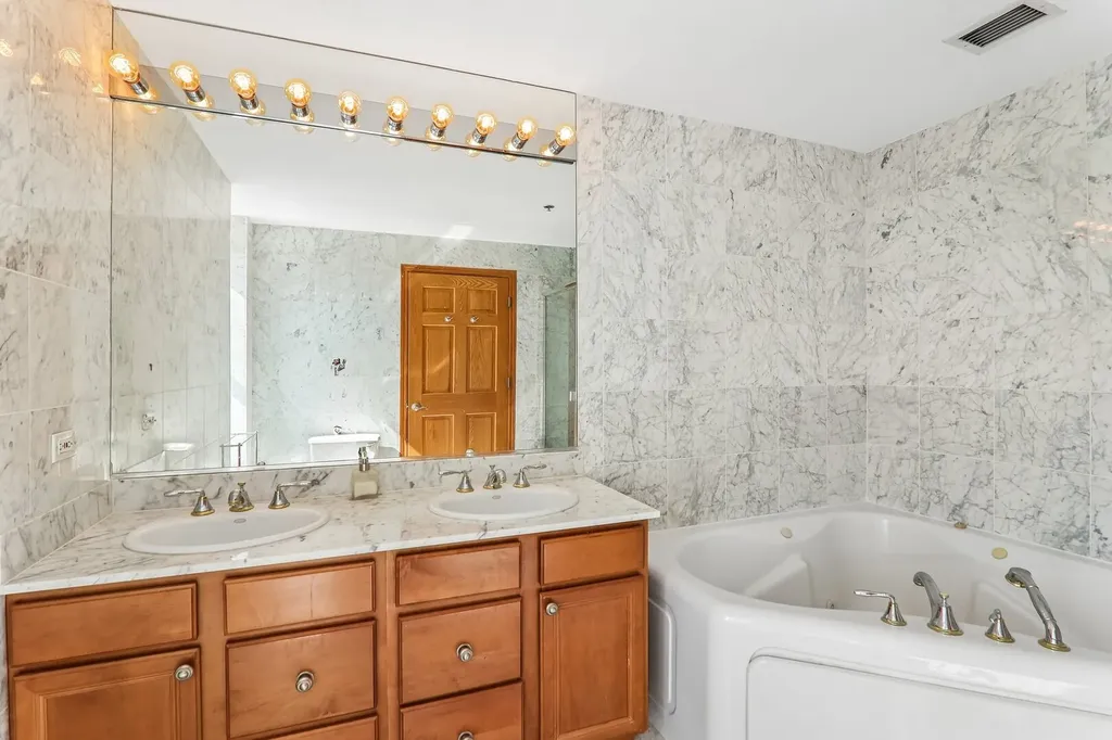41 East 8th Street Chicago IL 60605