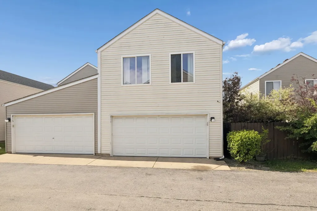 814 Symphony Drive Aurora IL 60504