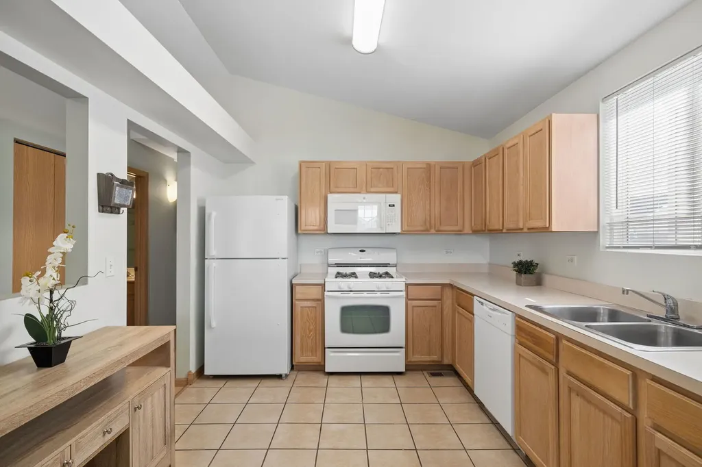 814 Symphony Drive Aurora IL 60504