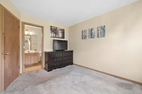 814 Symphony Drive Aurora IL 60504