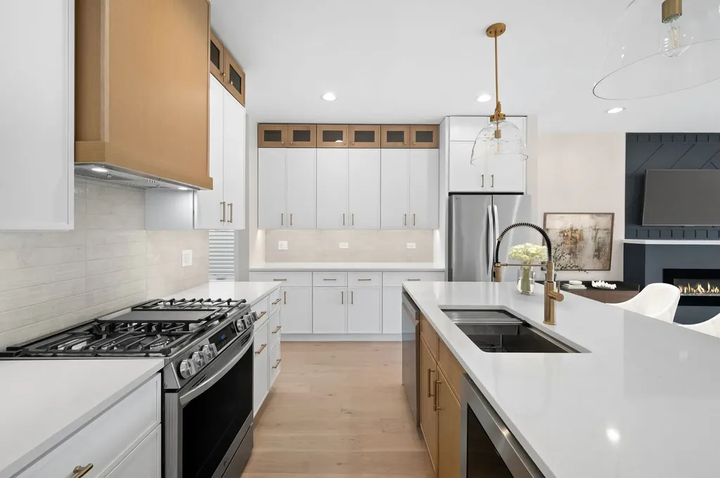 5825 West Byron Street Chicago IL 60634