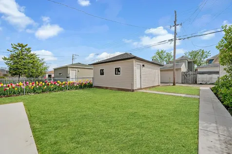 5825 West Byron Street Chicago IL 60634