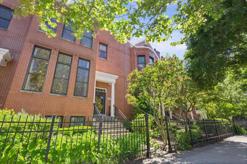 2064 Valor Court Glenview IL 60026