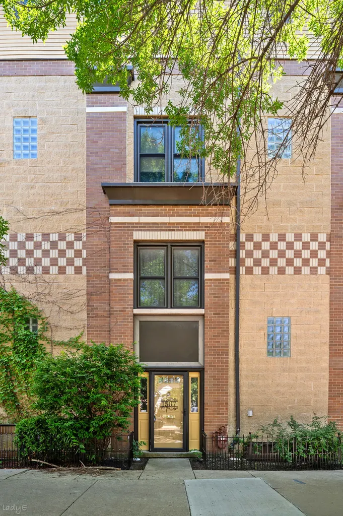 1507 West Chestnut Street Chicago IL 60642