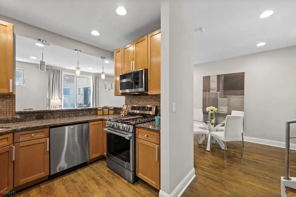 1507 West Chestnut Street Chicago IL 60642