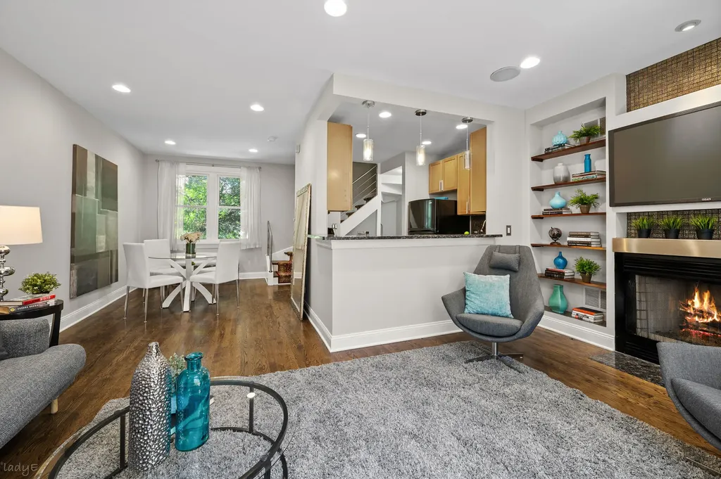 1507 West Chestnut Street Chicago IL 60642