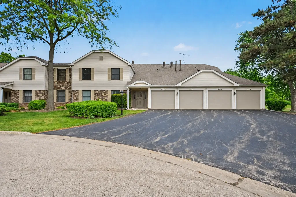 5235 Rockpointe Court Gurnee IL 60031
