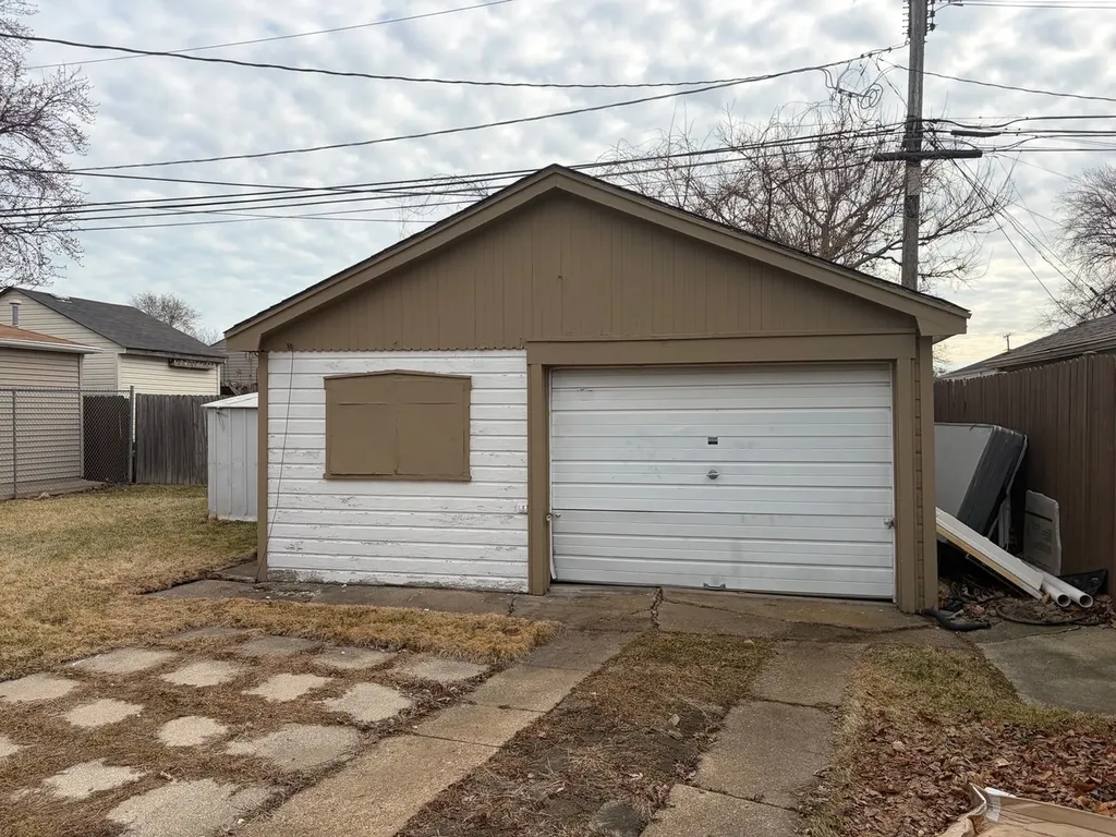 8417 South Scottsdale Avenue Chicago IL 60652
