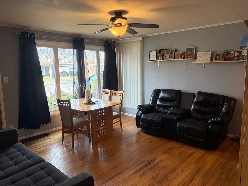 8417 South Scottsdale Avenue Chicago IL 60652
