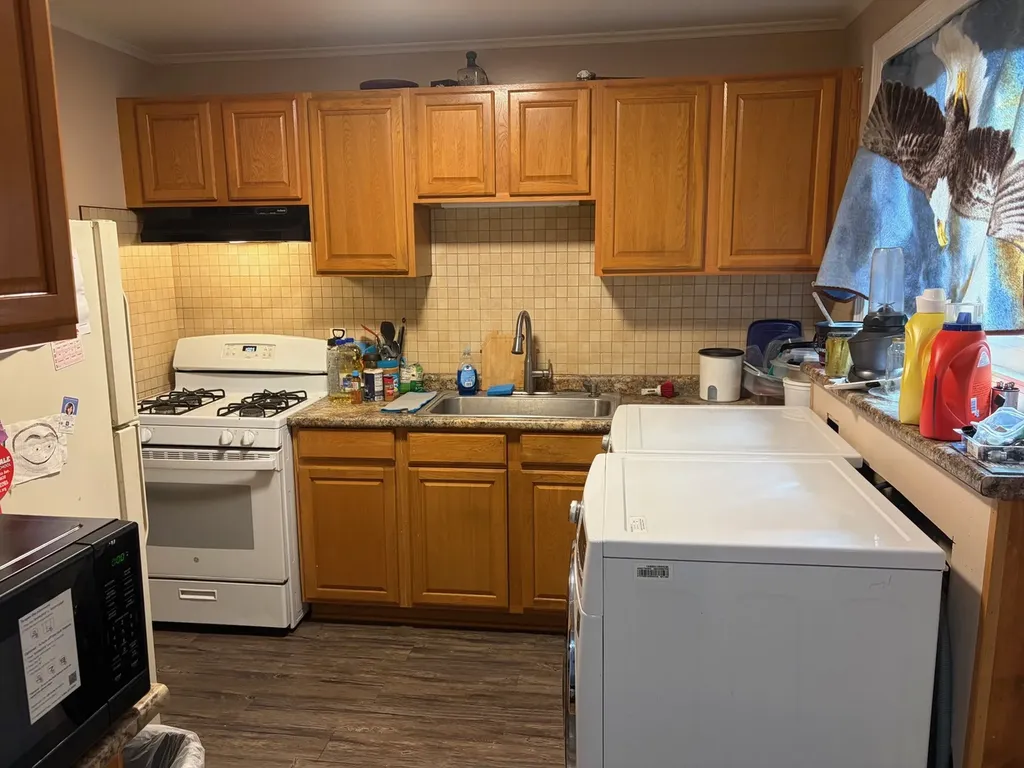 8417 South Scottsdale Avenue Chicago IL 60652
