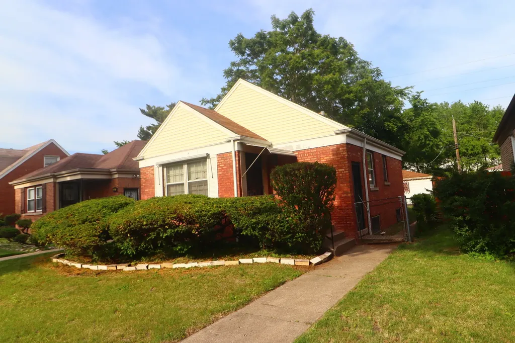 8821 South Eggleston Avenue Chicago IL 60620