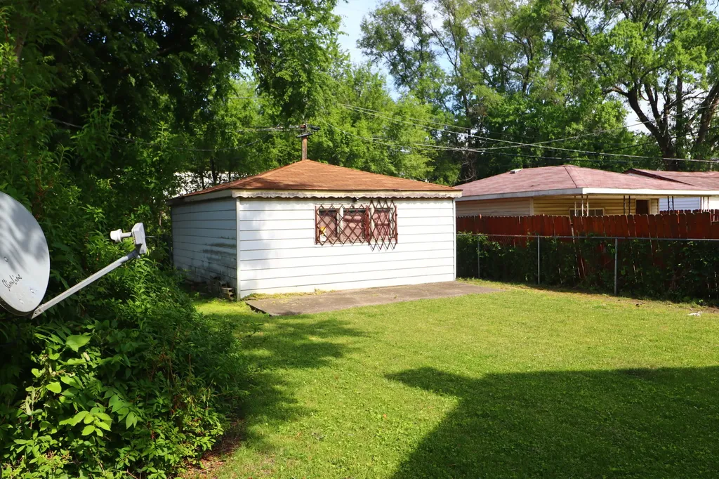 8821 South Eggleston Avenue Chicago IL 60620
