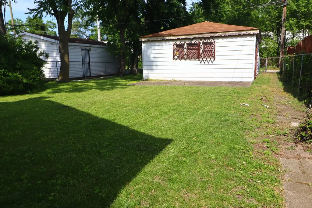 8821 South Eggleston Avenue Chicago IL 60620