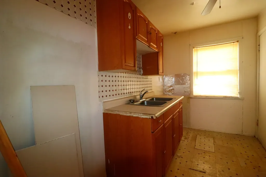 8821 South Eggleston Avenue Chicago IL 60620
