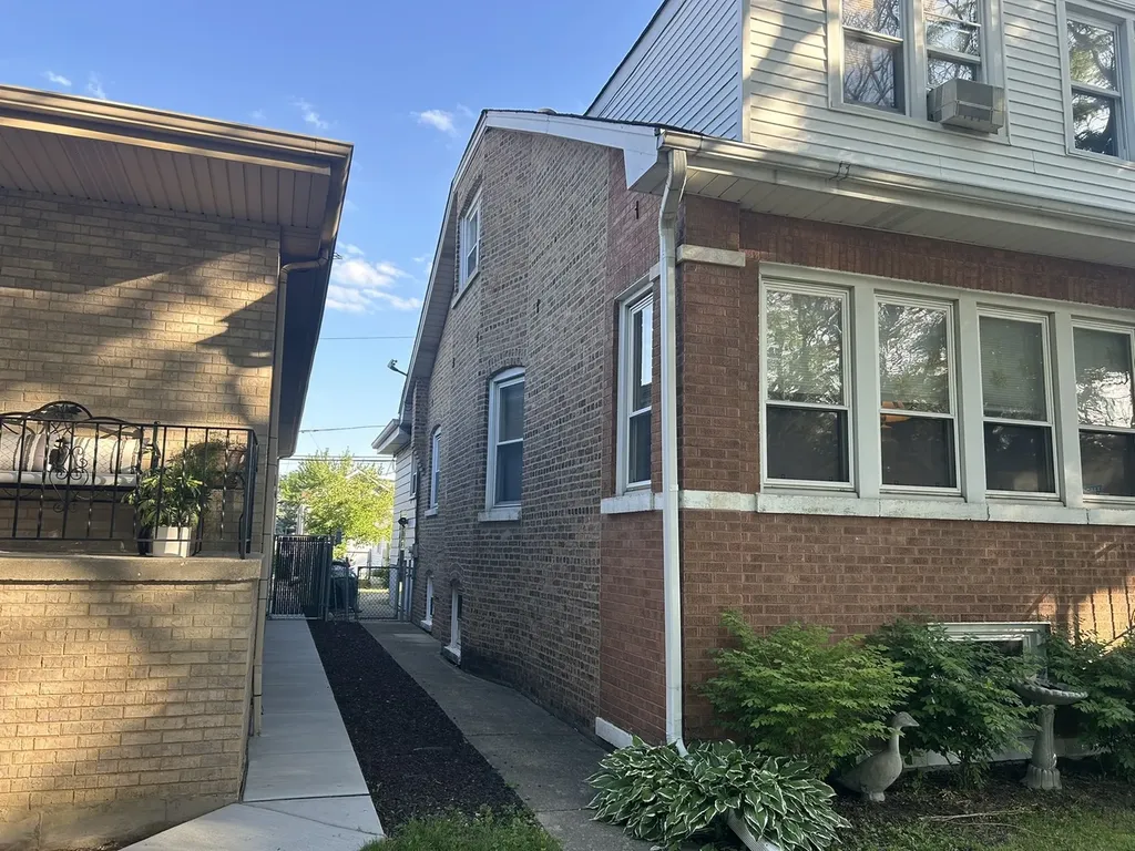 5346 North Ludlam Avenue Chicago IL 60630