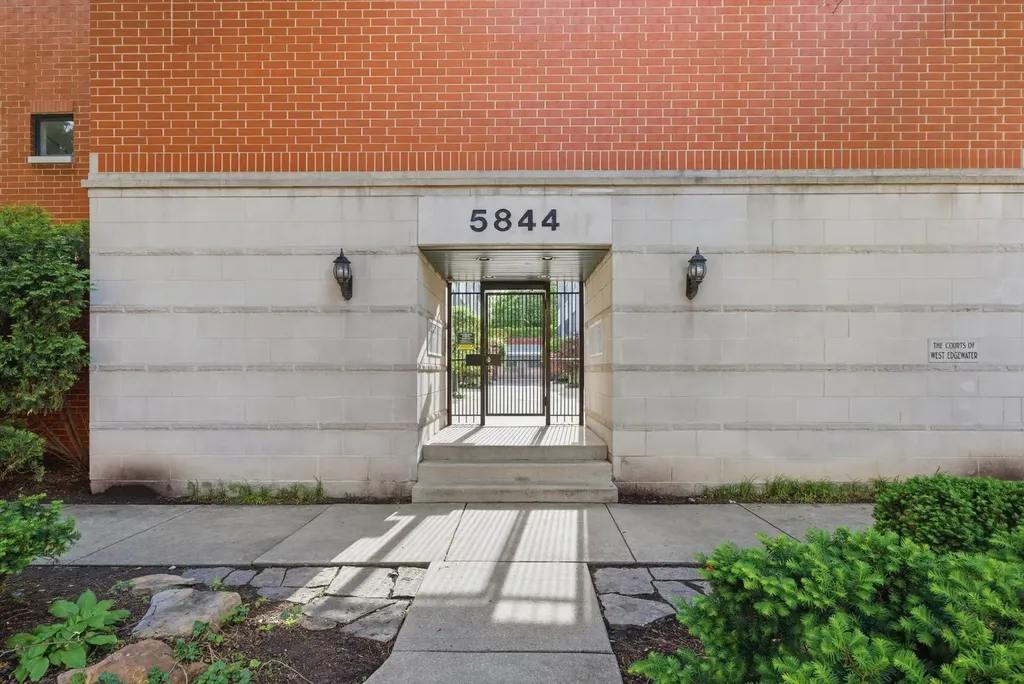 5844 North Hermitage Avenue Chicago IL 60660