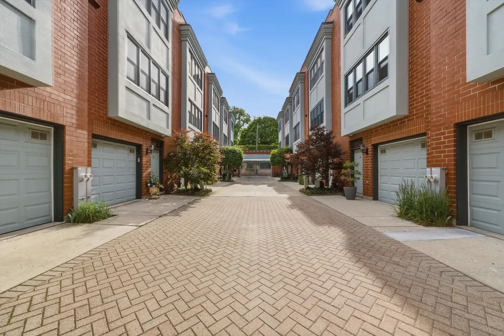 5844 North Hermitage Avenue Chicago IL 60660