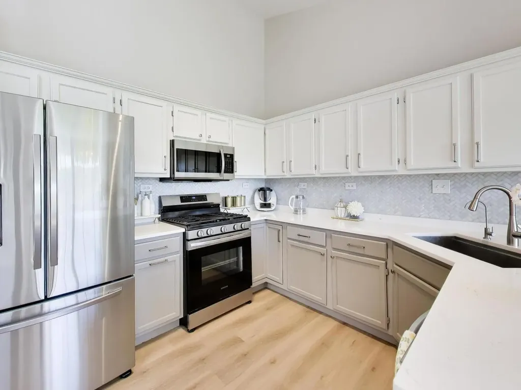 986 Viewpoint Drive Lake In The Hills IL 60156