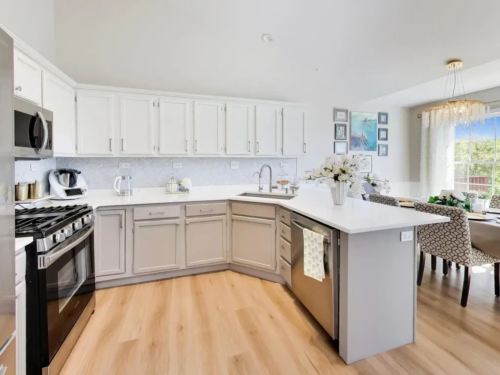 986 Viewpoint Drive Lake In The Hills IL 60156