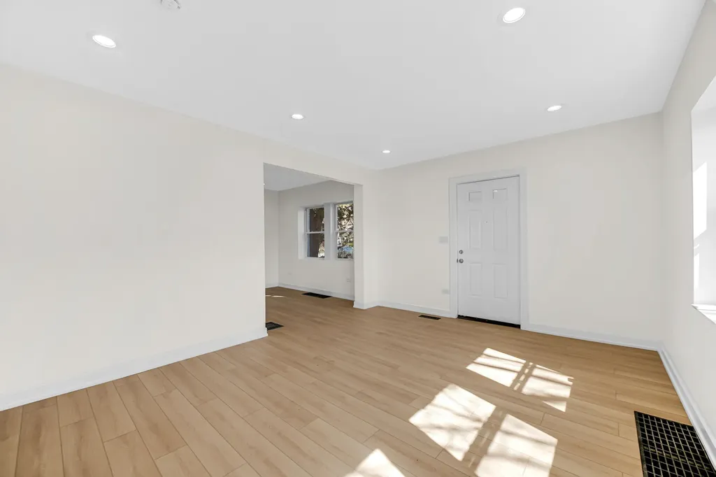 8758 South Wabash Avenue Chicago IL 60619