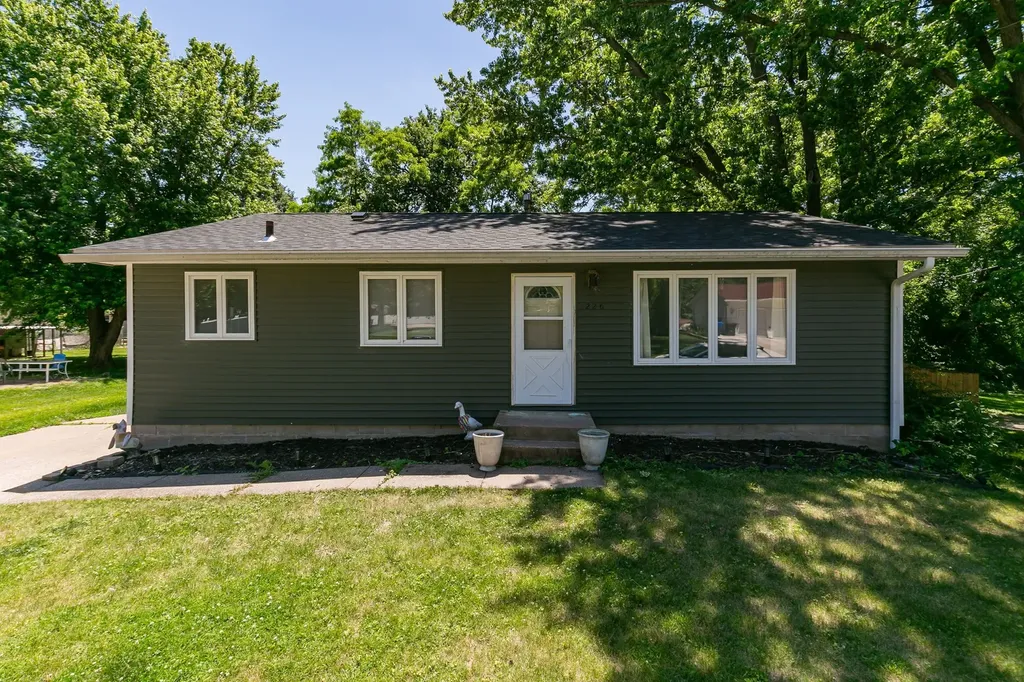 226 33RD Avenue Moline IL 51265