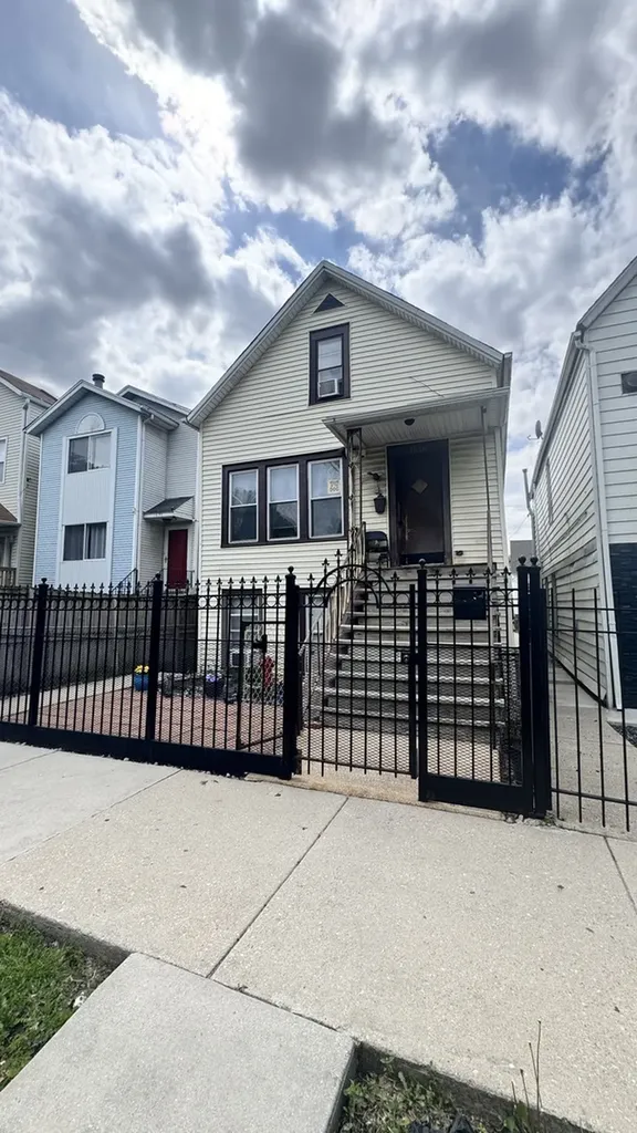 1638 North Campbell Avenue Chicago IL 60647