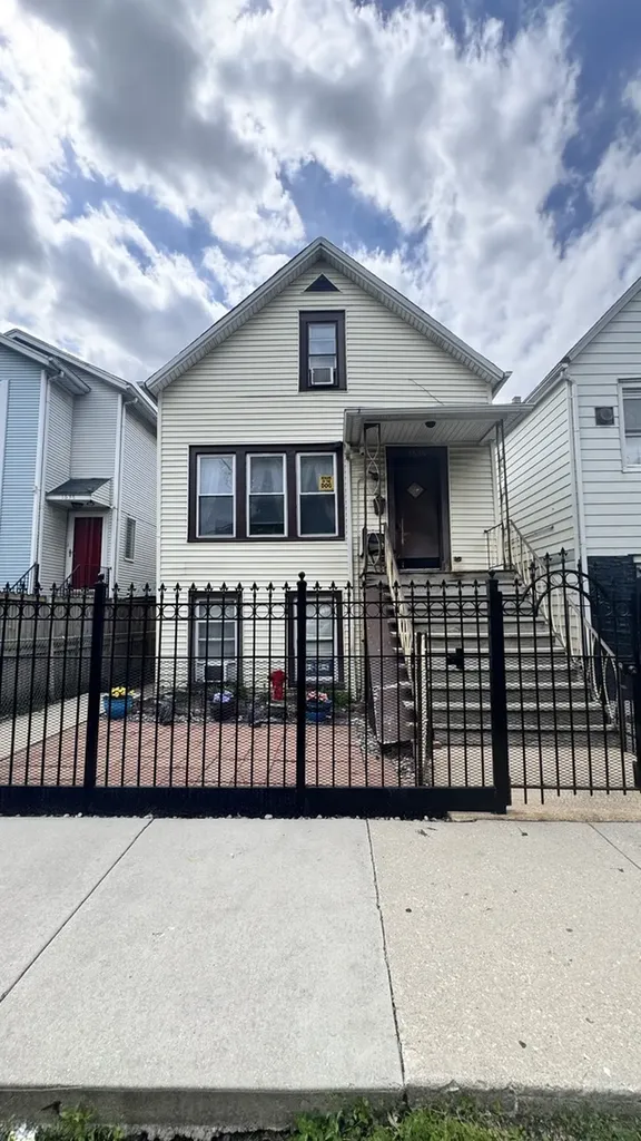 1638 North Campbell Avenue Chicago IL 60647