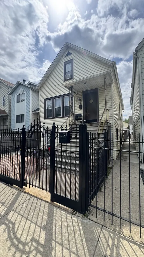 1638 North Campbell Avenue Chicago IL 60647