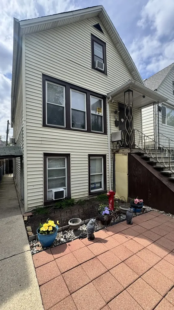 1638 North Campbell Avenue Chicago IL 60647