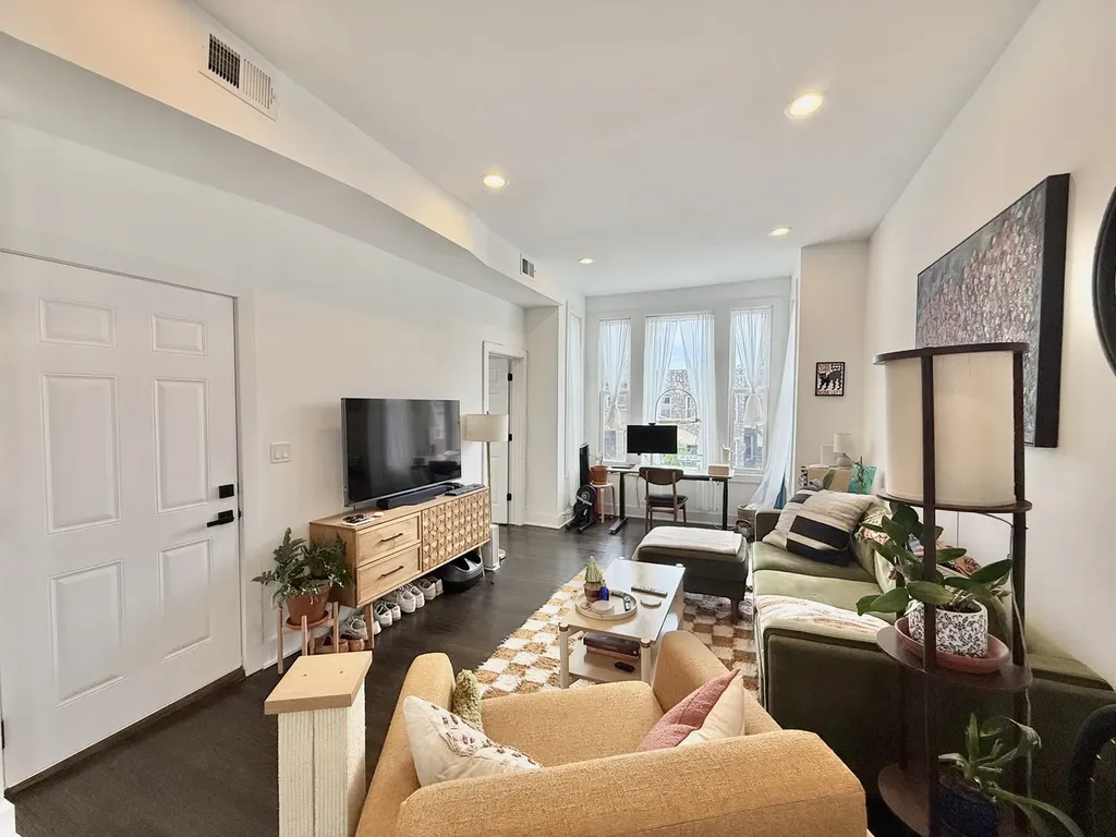 2915 West Mclean Avenue Chicago IL 60647